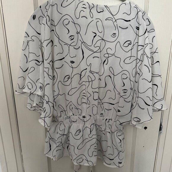 Front tie blouse with abstract faces - Picture 2 of 3